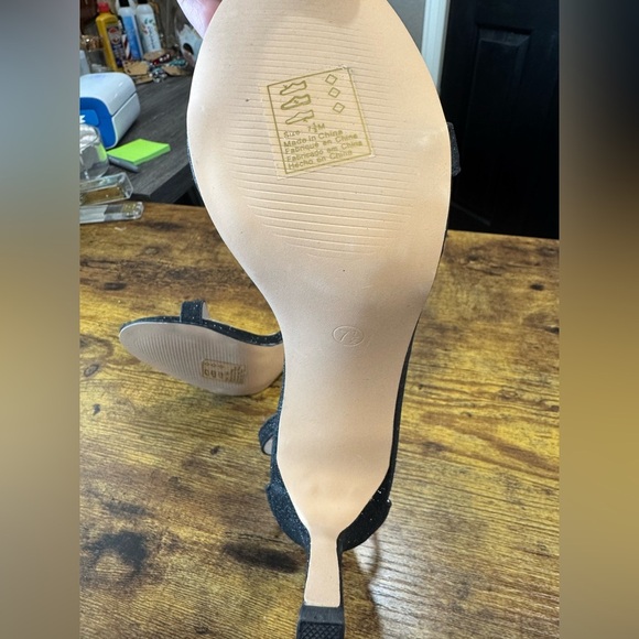 Elegant Black High Heel Sandals - Picture 3 of 5